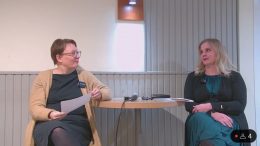 Kirjasto- ja kulttuurijohtaja Minna Halonen (vasemmalla) haastatteli perjantaina elinvoimajohtaja Helena Illikaista.