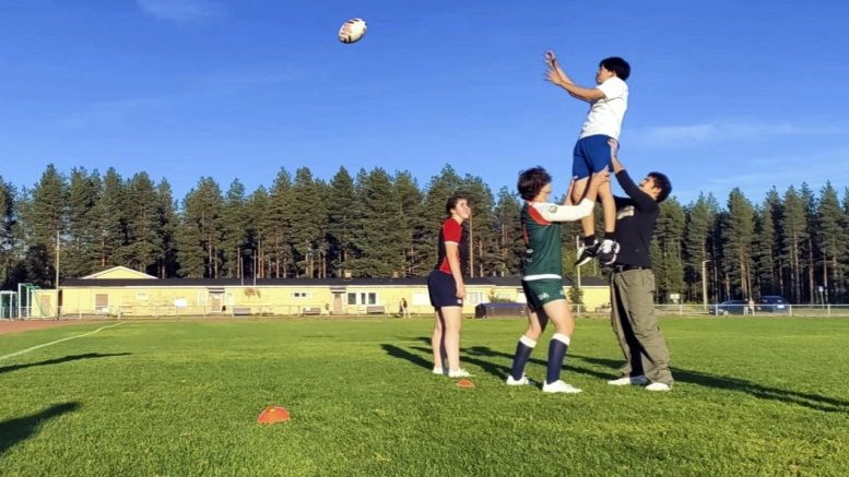 ”Lineoutit” eli rajaheitot syyskuun treeneissä Haukiputaan keskuskentällä. Kuvat: Wizards of Oulu Rugby club.