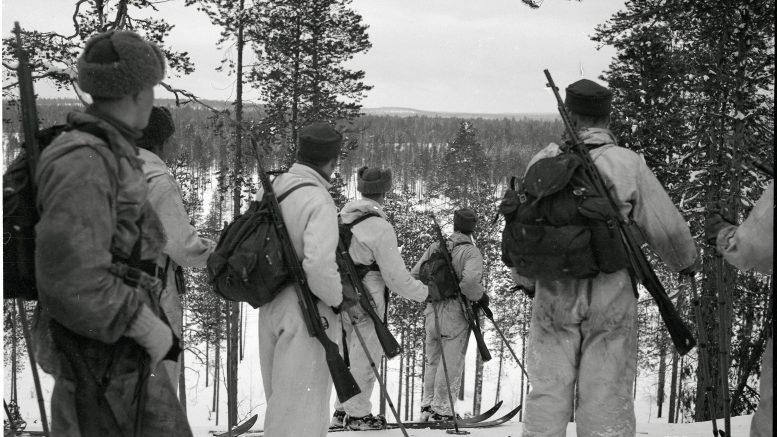 Siellä jossain. Yli kolme vuotta kestänyt jatkosota päättyi syyskuussa 1944. Kuvassa kaukopartiomiehiä on pysähtynyt katselemaan talvista maisemaa. Kuva: SA-kuva