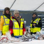 Susanna Salokannel, Irma Haapala ja Raita Nurmiranta myivät leivonnaisia Lions Club Jäälin markkinateltassa.