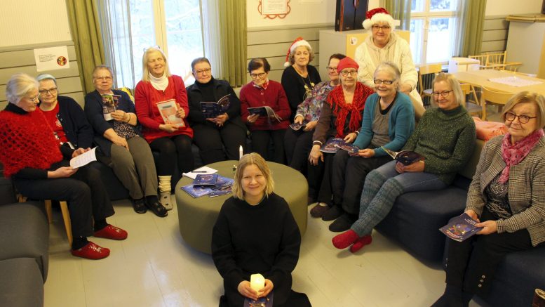 Joulupöydän antimet olivat ennen vanhaan niukat eikä lahjojakaan monesti ollut, mutta joulu oli aina yhtä odotettu. Mukana Yhdessä-ryhmän jouluisessa tapaamisessa oli myös vs. diakoniatyöntekijä Teija Keränen (etualalla). Muistelusten ohella nautittiin riisipuuroa ja joulukahvit.