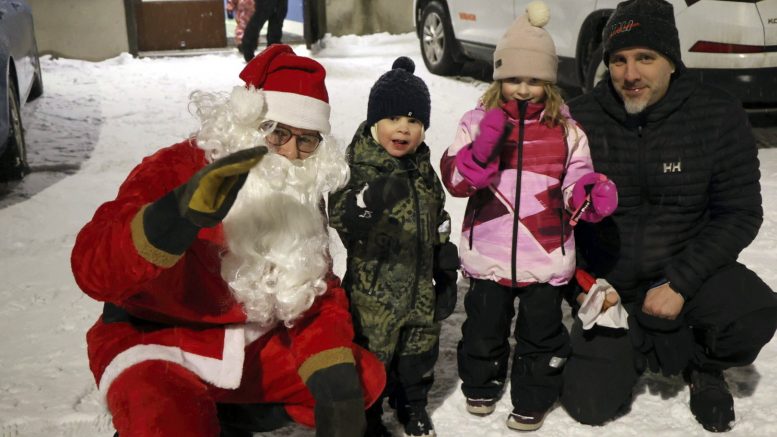 Noel ja Nomi Immonen pääsivät Jäälihallilla järjestetyssä tapahtumassa isänsä Jani Immosen kanssa juttelemaan joulupukille. Noelin toiveena on leikkiauto ja Nomin pehmokissa ja- lintu. Aikuiset perheessä odottavat joululta erityisesti hyvää ruokaa ja lasten ilon seuraamista. (Kuva: Teea Tunturi)