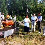 Possujuhlat olivat Oulun Suomi-Espanja Seuran alkuaikoina hyvin suosittuja. Nykyisin kokonaisen possun grillaaminen ei ole enää mahdollista. (Kuva Riitta Messmanin arkistosta)