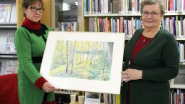 Pirjo Sohlo (oik.) lahjoitti akvarellimaalauksen Kurtinhaudan rantamaisemasta Martinniemen kirjastoon kertomaan ja muistuttamaan arvokkaasta lähiympäristöstämme. Taulun vastaanotti kirjastovirkailija Kaarina Torro.