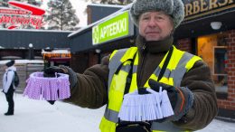 Joulutorilta saattoi ostaa arpojakin. Niitä myi torikävijöille muun muassa Juha Haapala.