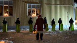 Jakkukylän koulun joulujuhlassa nähtiin monenlaisia esityksiä. Kuva: Hannu Kaisto