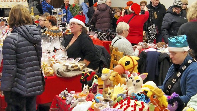 Joulumarkkinat ja -myyjäiset tarjoavat lukuisille kädentaitojen harrastajille mahdollisuuden tuoda valmistamiaan tuotteita esille ja ostettavaksi muidenkin iloksi tai persoonallisiksi lahjoiksi.