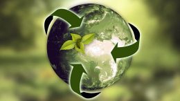 Kirjoittaja muistuttaa kaikkia, että kierrättämällä voi auttaa ympäristöä. (Kuva: Pixabay)