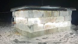 Jääsaunan valaistuksena sisällä on led-valoja. Jääsauna loistaa Ylirannalta Iijoen vastarannalle asti. Kuvat: Pauli Klasila.