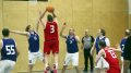 KiiRin Juho Kauro oli vaikea pideltävä. UIFK:n Juho Kankaanpää (10) ei yllä palloon, ja Mikael Johansson (13) on auttamattomasti myöhässä. KiiRin Pekka Pääkkönen tulee hakemaan mahdollista levyriä.