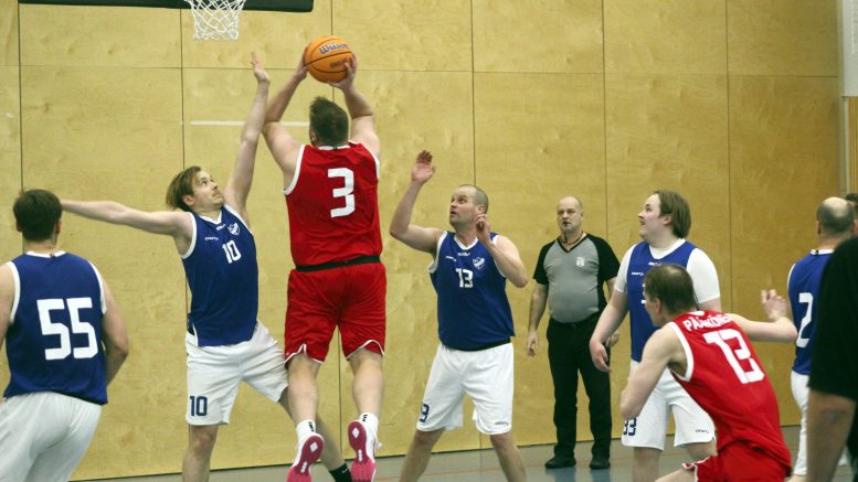 KiiRin Juho Kauro oli vaikea pideltävä. UIFK:n Juho Kankaanpää (10) ei yllä palloon, ja Mikael Johansson (13) on auttamattomasti myöhässä. KiiRin Pekka Pääkkönen tulee hakemaan mahdollista levyriä.