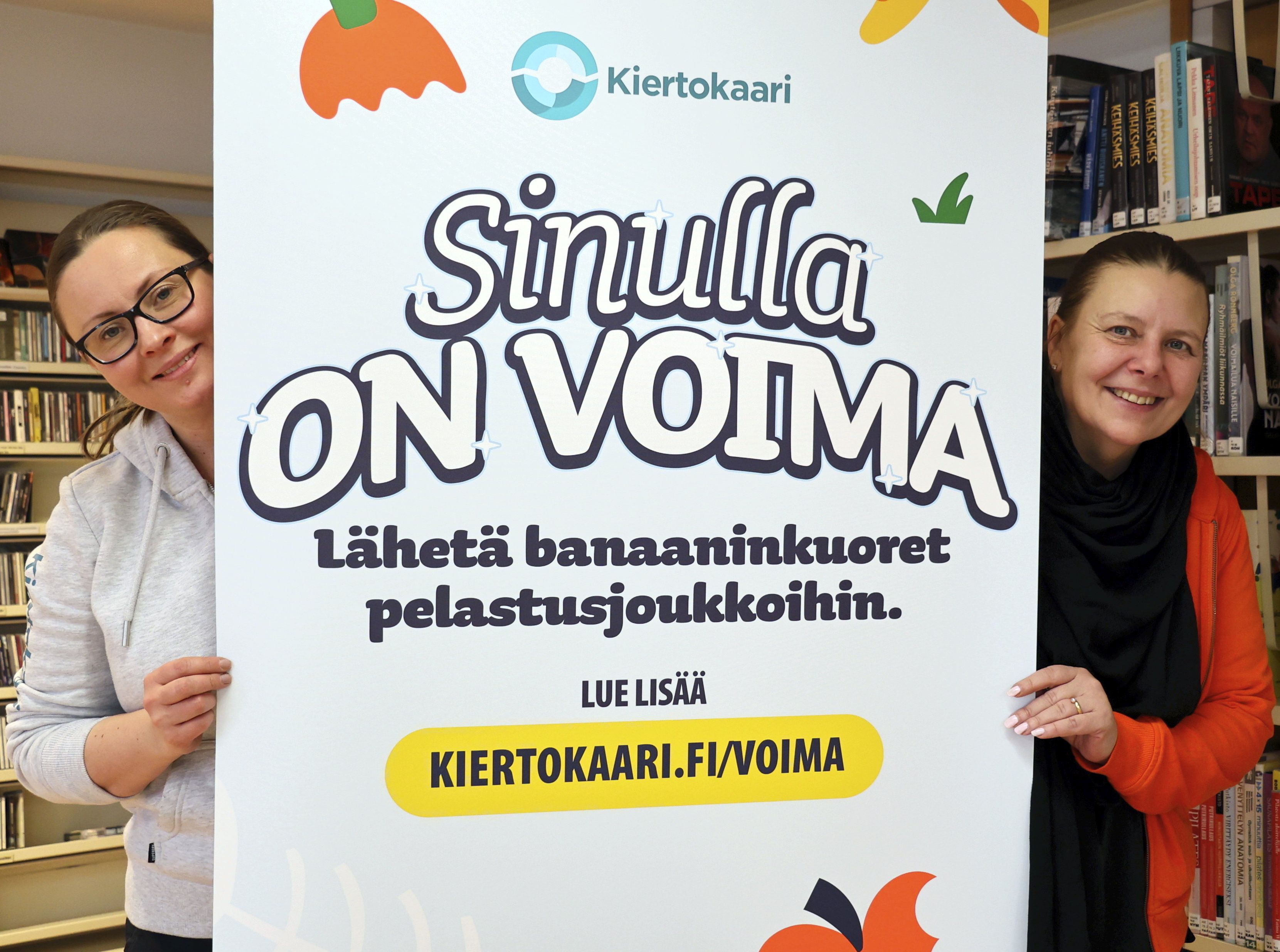 Sari Arffman (vas.) ja Mari Juntunen Kiertokaaresta ovat iloisen yllättyneitä, että biojätteen erilliskeräykestä järjestetyt infot ovat keränneet hyvin osanottajia ja kierrätys kiinnostaa.