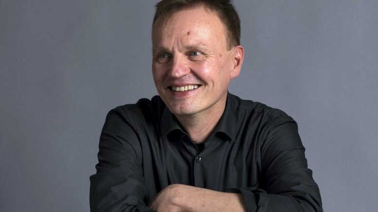 Jari Kupila on haukiputaalaislähtöinen urheilutoimittaja ja kirjailija. Kuva: Uzi Varon/Minerva Kustannus