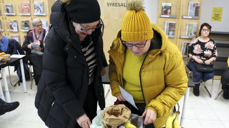 Liisa Miikki ja Eija Rautio kertoivat erilaisia biojätepusseja tarkastellessaan, että ovat yllättyneitä, että vielä biojätteen erilliskeräys ei ole noussut puheeksi naapurustossa, vaikka muutos on pian käsillä. He uskovat, että monet saavat aikaan biojätekimpan naapureidensa kanssa, jolloin kustannus jakaantuu useammalle. (Kuva: Teea Tunturi)