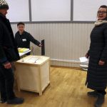 Kellon Nuorisoseuran ennakkoäänestyspaikalla Esa Koponen sai kunnian olla ensimmäinen äänestäjä ja pudotti lipukkeensa vaalitoimitsijan ja Aili Alaraasakan seuratessa.