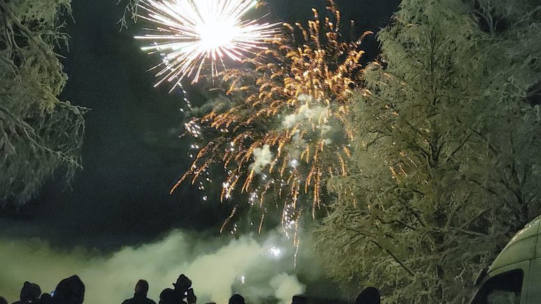 Kuntalaisyhdistyksen puheenjohtaja Mikko Jääskeläinen vastasi näyttävästä ilotulituksesta, jota yleisö saattoi seurata sekä möljän rantamilta että kylää halkovalta tieltä Siuruanjoen sillalta, ja näkyi se toki muualtakin joen rannoilta.