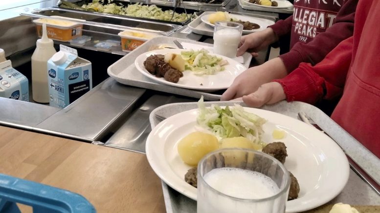 Oulun kaupungin kouluissa ja päiväkodeissa ruokaa tarjollaan normaalisti.