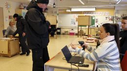 Teppo Komulainen kävi äänestämässä Haukiputaan aseman koululla sunnuntaina aamupäivällä. Tietoja tarkistamassa vaalitoimitsija Tanja Nieminen.