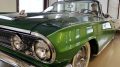 Jääliläinen autoharrastaja Pentti Arponen istuu kokoelmansa tämänhetkisen helmen, vuosimallia 1960 olevan Chevy Impala Convertiblen ratissa. Auto on alkujaan tehty amerikkalaisen miljonäärin tilauksesta, ja se on kunnianosoitus vuosimallin 1957 Chevrolet Bel Airille. (Kuva: Teea Tunturi)