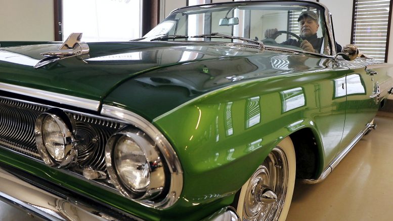 Jääliläinen autoharrastaja Pentti Arponen istuu kokoelmansa tämänhetkisen helmen, vuosimallia 1960 olevan Chevy Impala Convertiblen ratissa. Auto on alkujaan tehty amerikkalaisen miljonäärin tilauksesta, ja se on kunnianosoitus vuosimallin 1957 Chevrolet Bel Airille. (Kuva: Teea Tunturi)