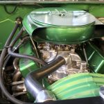 Chevrolet Impala Convertiblen moottoritila on kuin taideteos. Suunnitelmien toteuttajasta Street Toys Hot Rodista kertoo moottorin taakse maalattu naishahmo.
