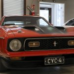 Ford Mustang mach 1, vm. 1971, jollaisella muistetaan myös James Bondin ajelleen.