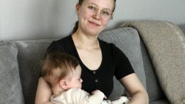 Vauvaheroja, imetysohjaaja ja kätilöksi pian valmistuva Emma Hannuniemi alkoi hieromaan Jooa-poikaansa heti synnytyksen jälkeen.