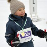 Mitali kaulaan ja menoksi. Emil Alatalo innostui hiihtämään lasten 200 metrin kierroksen useampaan kertaan.