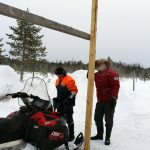 Saarisuon kisa-alueella talkoolaiset pystyttävät jo katoksia ruoan, makkaran ja kahvin myyntiä varten.