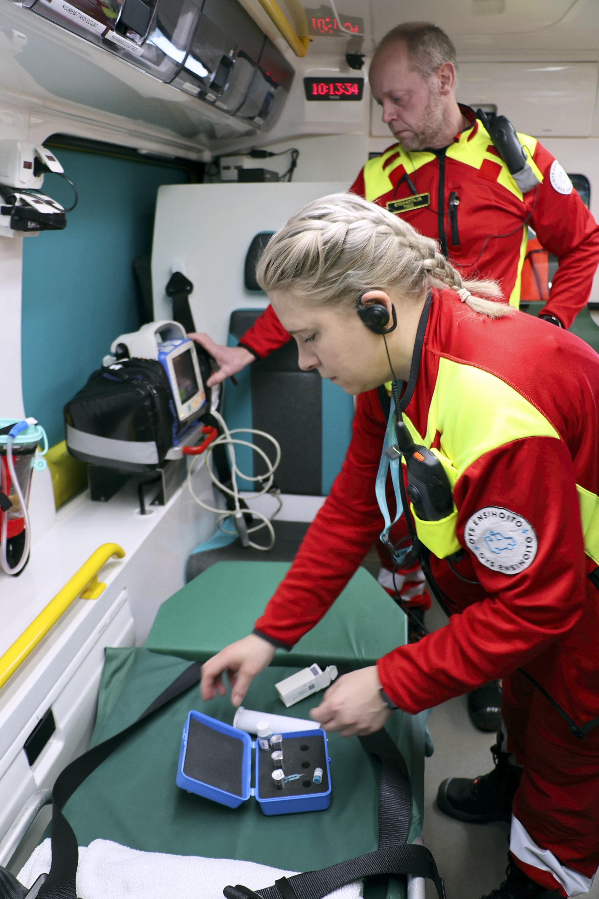 Sairaanhoitaja Johanna Mikkonen ja ensihoitaja Timo Sassi tarkistavat ambulanssin välineistöä.