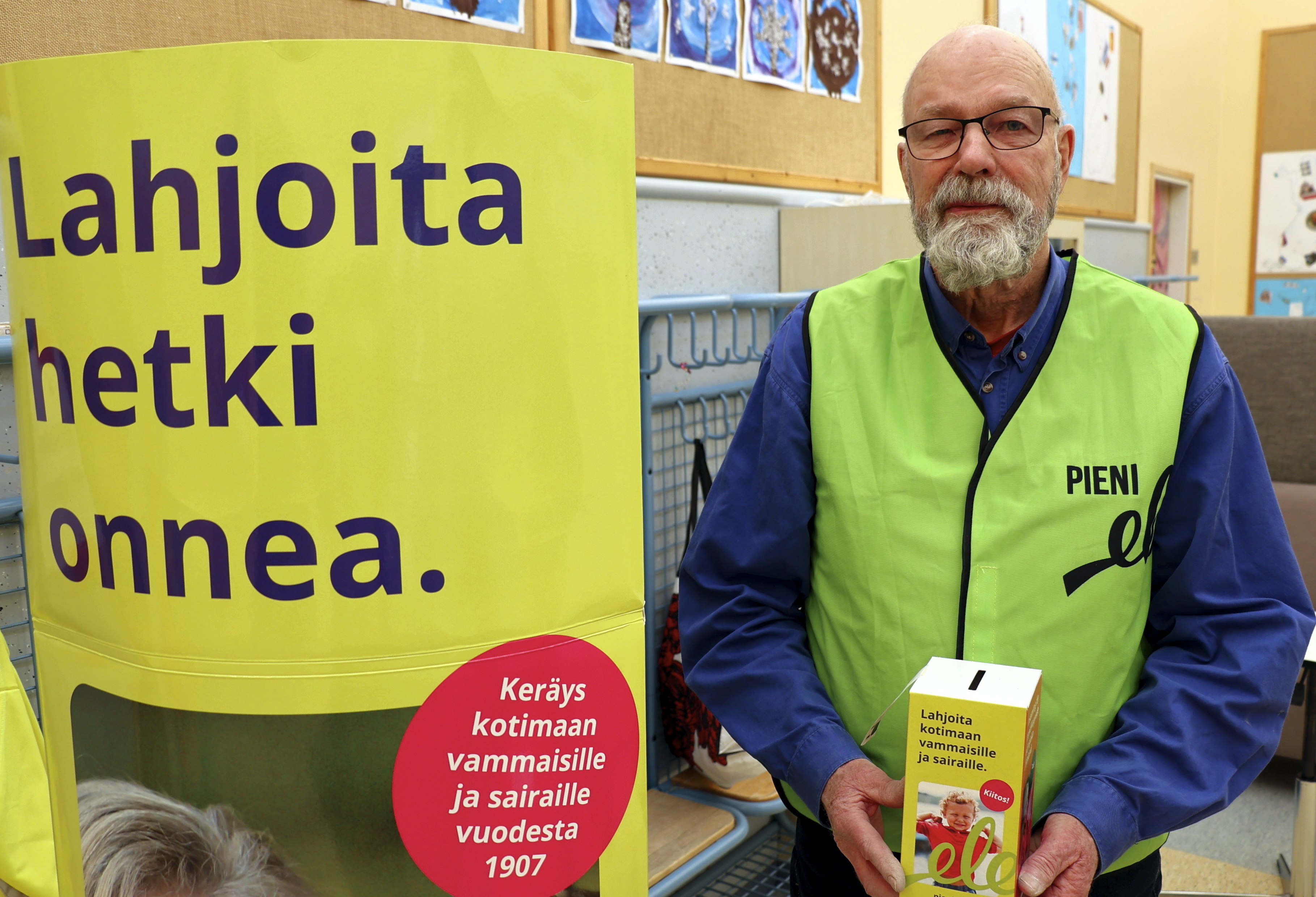 Seppo Perkiö kertoi, että monet äänestäjät jäivät myös juttelemaan samalla kun osallistuivat lipaskeräykseen.