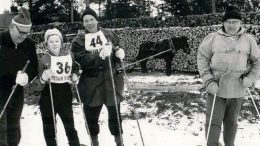 Pentti Utriaisella on nimitietoja Åke Engströmin ottamaan hiihtokuvaan Virpiniemessä vuonna 1963.