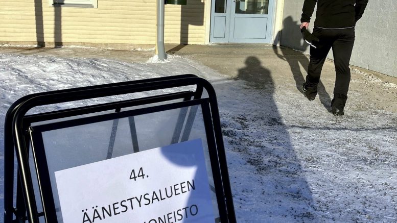 Presidentinvaalien toisella kierroksella äänestettiin enemmän ennakkoon kuin varsinaisena vaalipäivänä sunnuntaina. Haukiputaan Asemakylä oli yksi Oulun 55:stä äänestysalueesta, jonka vaalipaikkana oli Aseman koulu.