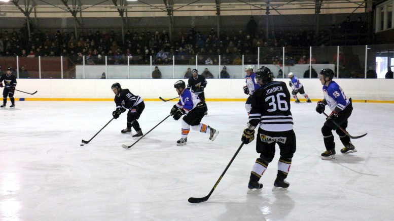 Vaikka peli päättyikin selvin luvuin 7-2, ottelu oli tasaväkistä ja jäällä riitti tapahtumaa koko ottelun ajan.