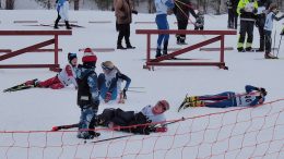 Moni nuori tulevaisuuden hiihtäjälupaus antoi ladulle kaikkensa ja makoili maalialueella pitkin pituuttaan hyvän tovin.