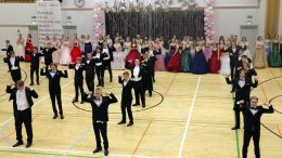 Haukiputaan lukion vanhojen tanssijat pääsivät esiintymään kolmeen kertaan Jatulissa. Viimeisenä nähty lukiolaisten itse suunnittelema omatanssi sai nostatti hymyn yleisön kasvoille.