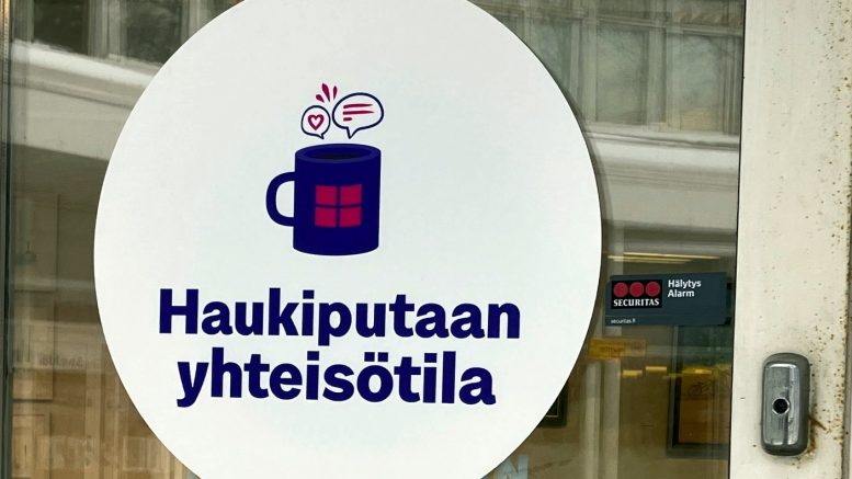 Uudet oviteipit kertovat asukkaille, että kyseessä on kaikille avoin yhteisötila. (Kuva: Auli Haapala)