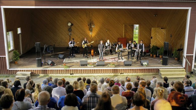 Kuva vuoden 2017 IiLove-konsertista, jossa huilingin näyttämön katsomo täyttyi yleisöstä.