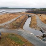 Syksyllä lammikot sulamisvesistä täyttyneet luonnonravintolalammikot juoksutetaan tyhjiksi keräyslaitteen läpi ja kasvaneet siiat kerätään istutusta varten kuljetettavaksi.