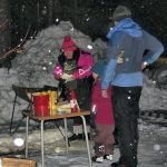 Kirsimaria Pakosen grillailemat makkarat maistuivat hiihdon jälkeen niin pienille kuin isommillekin hiihtäjille.