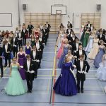 Kaikkiaan 64 Kiimingin lukion vanhaa tanssi vanhojen tansseissa Jäälin koululla. Koko koulu oli tullut saliin katsomaan tätä juhlavaa hetkeä.