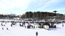 Lauantaina Torpanmäelle saapui yleisöä sankoin joukoin nauttimaan loistavasta kelistä ja kelkkojen pörinästä.