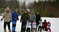 Venni Kokkoniemi (numero 1), Adessa Nivala (2), Tommi Janz (3) ja Vilja Santavuori (4) olivat Juopulin kyläyhdistyksen järjestämän Ylikiimingin hiihtocupin kolmannen osakilpailun ensimmäiset ja nuorimmat matkaan lähtijät. Huoltajat auttavat tsemppaavat hiihtäjiä lähdössä ja hiihtomatkan varrella. Arttu Kummala (vas.) ja Jukka Kummala lähettävät hiihtäjiä matkaan ja seuraavat, että kaikki sujuu lähdössä hyvin.