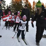 Isla Kokko lähtee vauhdikkaasti matkaan. Hilla Leipivaara, Liisa Vimpari, Valma Kokkoniemija muut valmistautuvat omaan suoritukseensa.