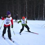 Tuulikki Haapola ja Jyry Järvenranta hiihtävät hurjaa vauhtia kohti maalia Pylkönaholla.