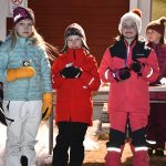 Pylkönahon hiihtomajan eteen kokoontui paljon ihmisiä seuraamaan Ylikiimingin hiihtocupin kokonaiskilpailun palkintojenjakoa. Vilja Runtti (vas.), Julia Sipola ja Venla Janz osallistuivat aktiivisesti koko hiihtocupiin ja nappasivat kärkikolmikkosijat vuonna 2016-2017 syntyneiden tyttöjen sarjassa.