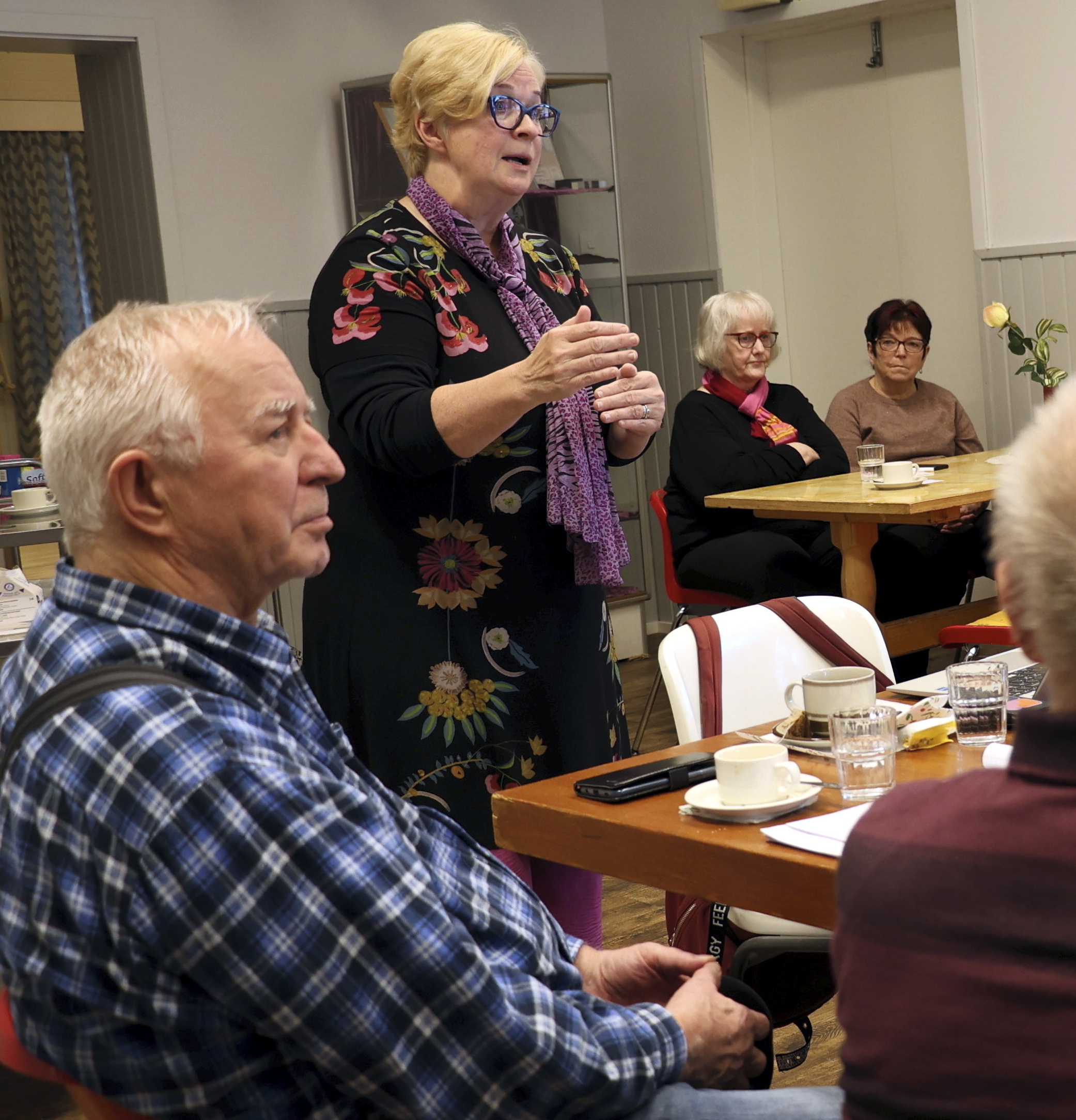 Anne Huotari oli Haukiputaan Eläkeläisten porinakerhon vieraana. Pohteen palvelut ja säästöt olivat yhtenä aiheena. Vasemmalla puheenjohtaja Antti Timonen.