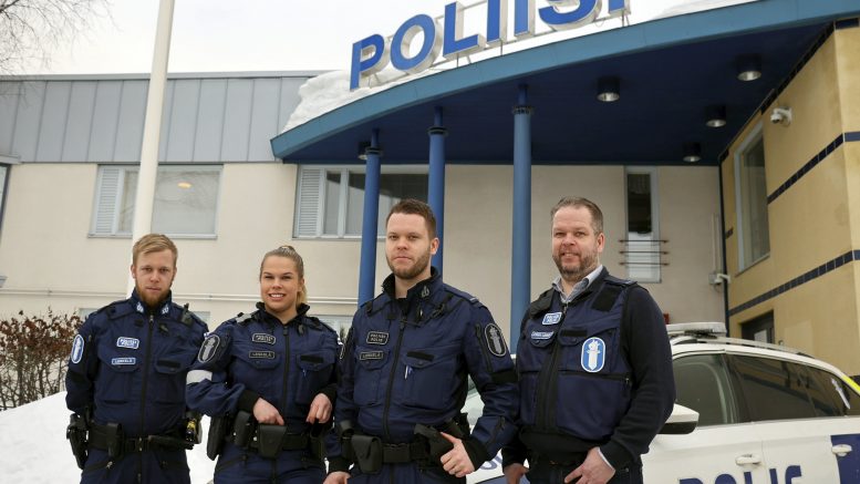 Jorma Leskelä (oik.) on työskennellyt poliisina kolme vuosikymmentä. Riku, Katariina ja Jussi ovat seuranneet ammateissaan isänsä jalanjäljillä.
