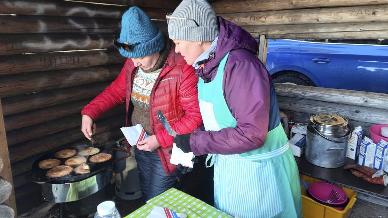 Räiskäleenpaistossa Anu Kärkkäinen ja Tanja Särkelä.