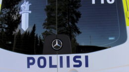 Liikuntarajoitteinen asiakas kuljetettiin poliisivankilaan poliisimaijan takatilan lattialla. Arkistokuva: Teea Tunturi